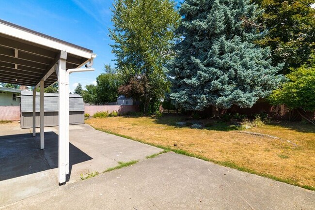 Building Photo - Remodeled 3 Bedroom Rambler Situated on a ...