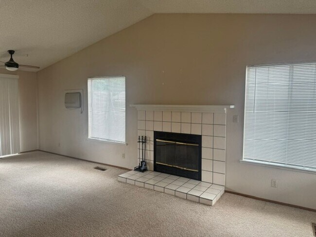 Building Photo - 6235 Chesterfield Ln