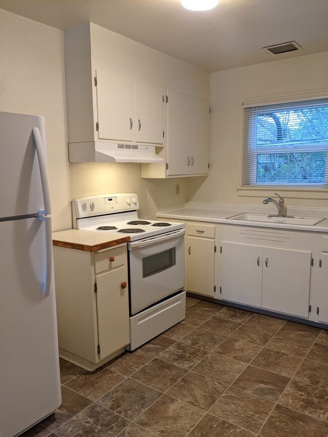 Building Photo - Nice 2-Bedroom, 1-Bath Duplex In Downtown Eugene!
