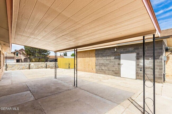 Building Photo - 11701 Henry Phipps Dr