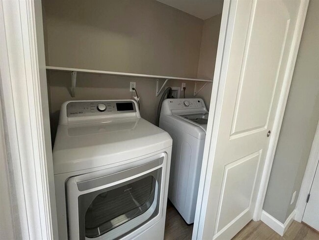 Building Photo - 208 7th St