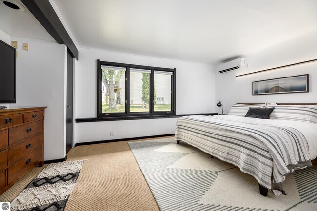 Building Photo - 5000 Town House Rd