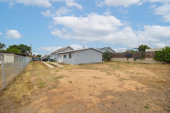 Building Photo - * LOW SECURITY DEPOSIT * Recently Renovate...