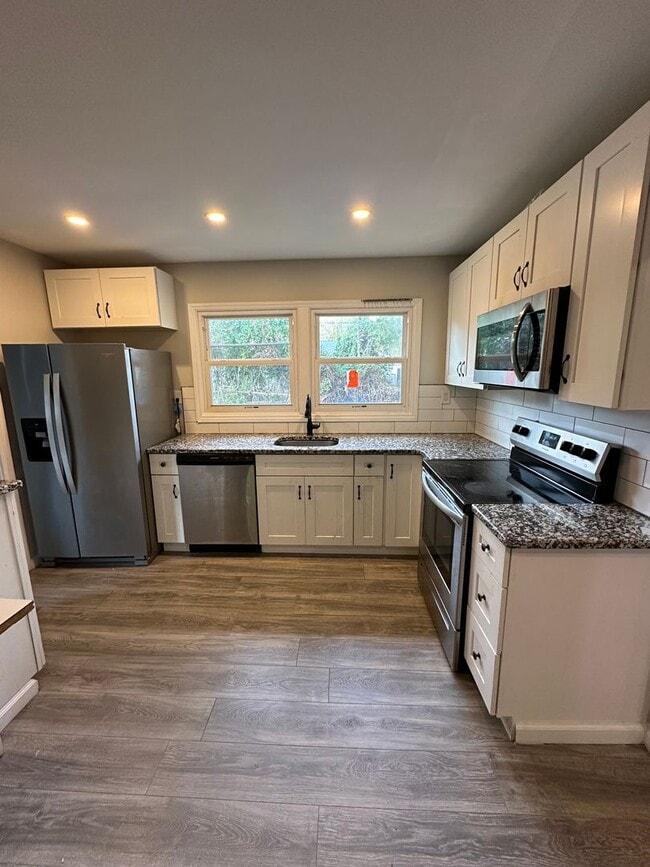 Building Photo - 3 Bed 2 bath Kensignton Rancher