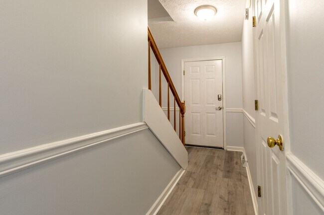 Building Photo - 3 story 2 bed 1.5 bath condo with large ga...