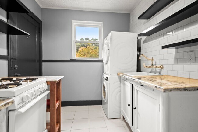 Building Photo - Renovated 2 bedroom, 1 bath Mid City condo!