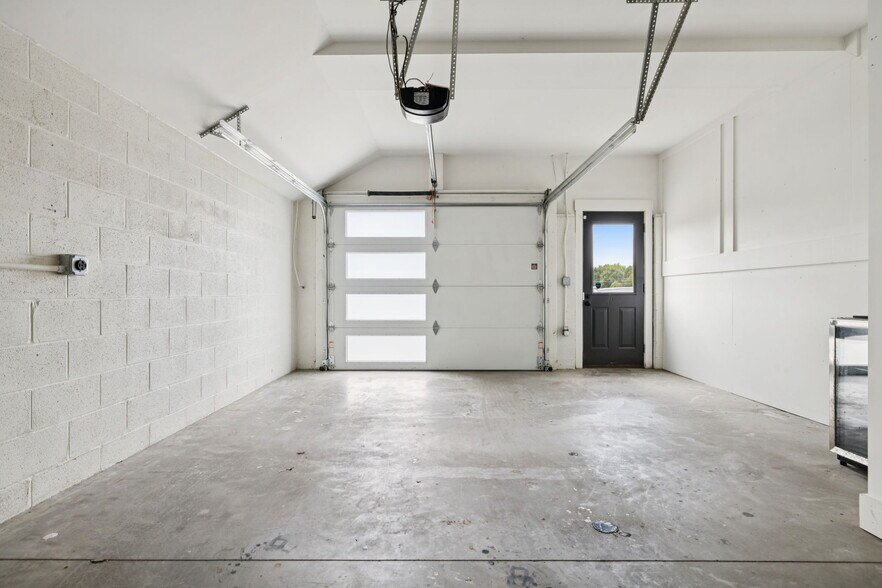 Spacious 1-Car Garage - 22 N Hill St