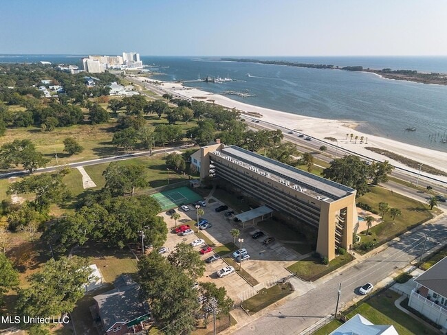 Building Photo - 520 Beach Blvd