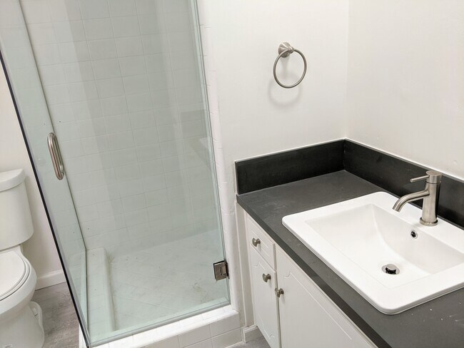 Building Photo - 10945 Rose Ave