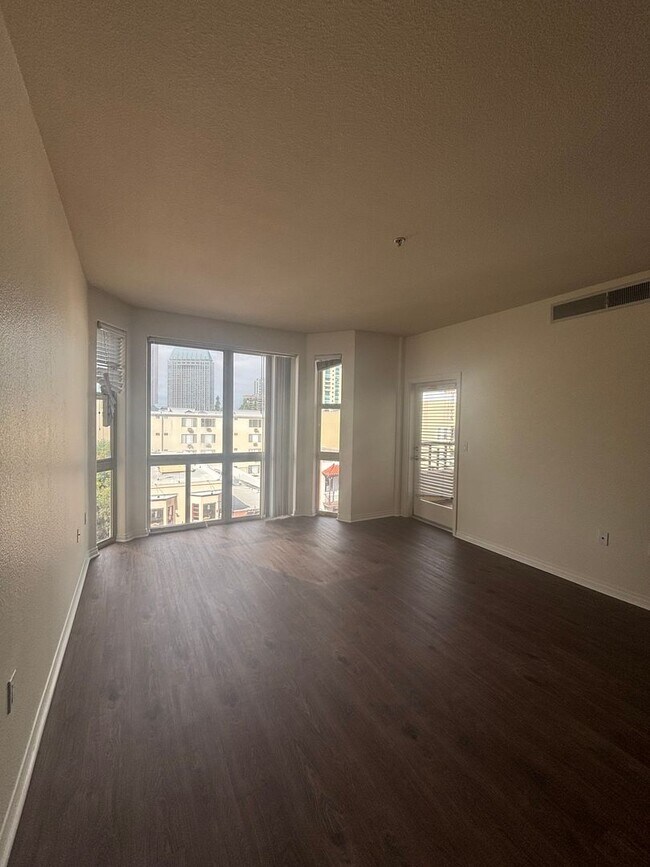 Building Photo - Stunning 2-Bedroom Condo with Panoramic Downtown Views