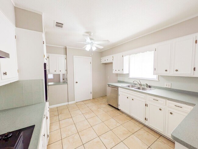 Building Photo - 6510 Daisy Dr