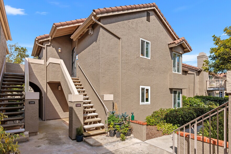 Building Photo - 930 Via Mil Cumbres