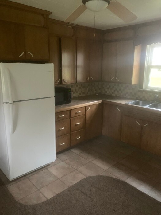 Building Photo - Large 3 bed 1 bath house in Grandville