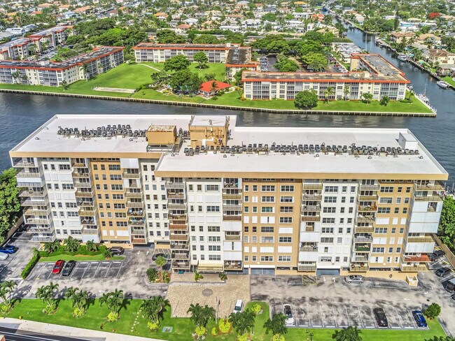 Building Photo - 1150 Hillsboro Mile