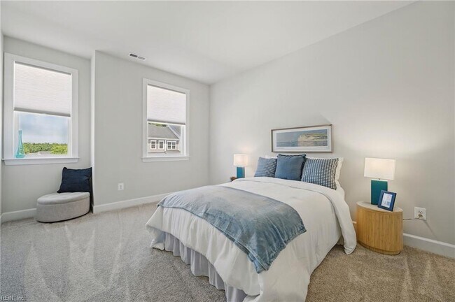 Building Photo - Executive Luxury Living at Colonial Heritage