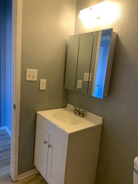 Building Photo - 2124 Exeter Dr