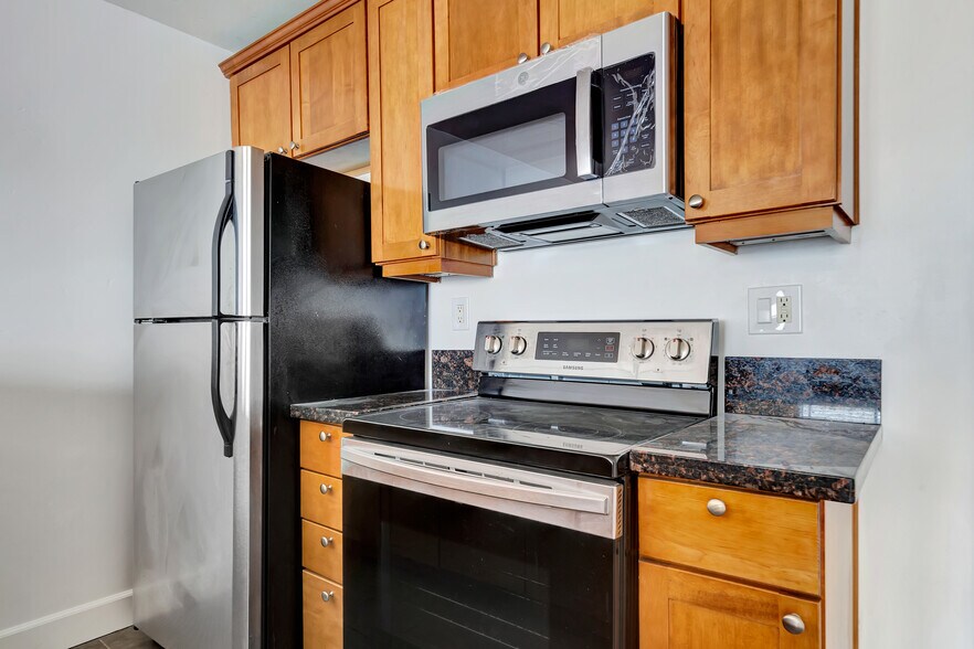Building Photo - 10982 Roebling Ave