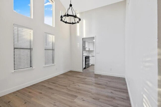 Building Photo - 6379 N Forestiere Ave