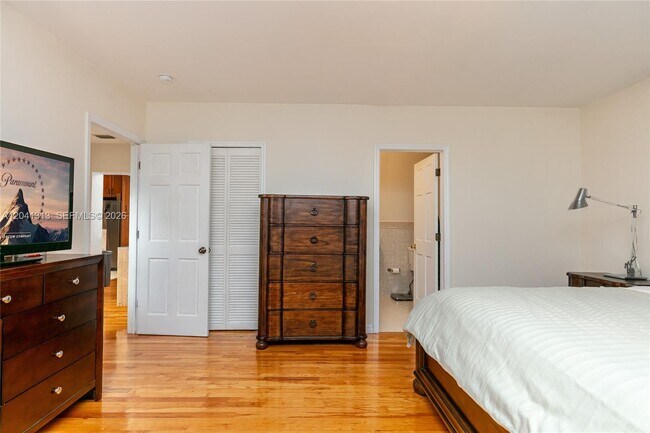 Building Photo - 5760 SW 51st St