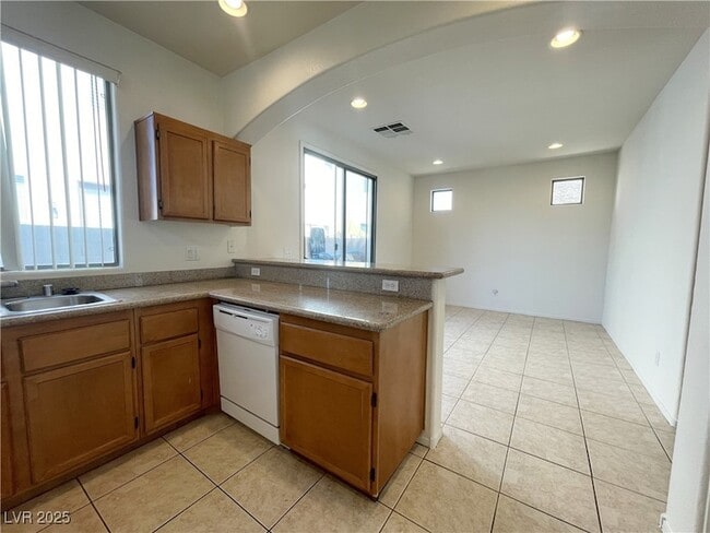 Building Photo - 1838 Versante Ave
