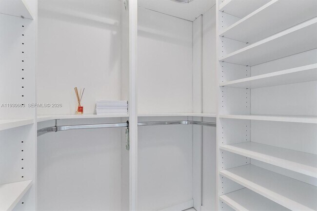 Building Photo - 10101 E Bay Harbor Dr