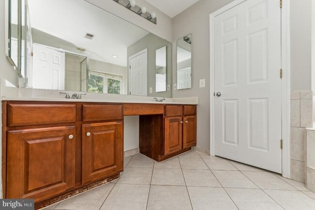 Building Photo - 4273 Upper Park Dr