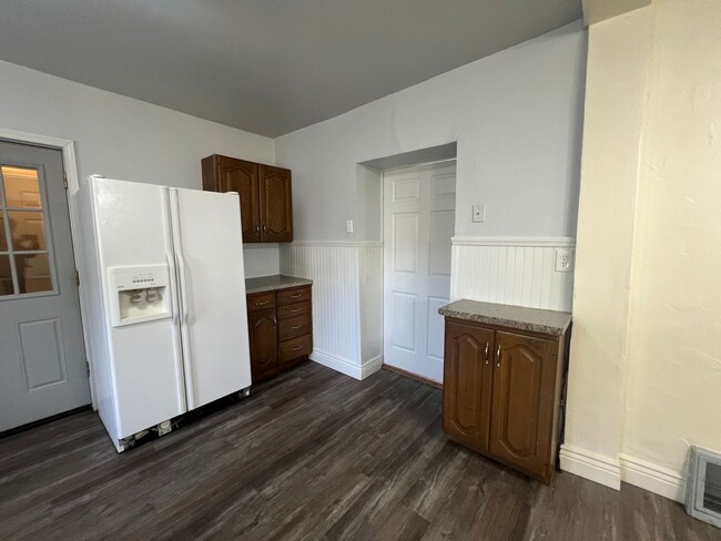 Building Photo - Cute Two Bedroom One Bathroom Single Famil...