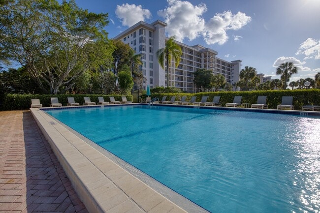 Building Photo - 2950 N Palm Aire Dr