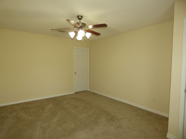 Building Photo - Great 4 Bedroom in Pensacola