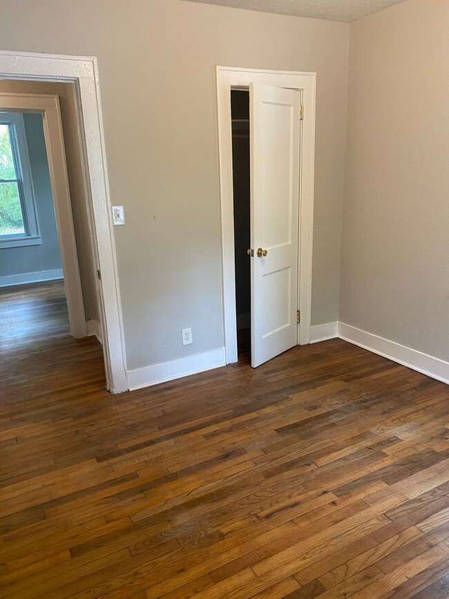 Building Photo - 2 bedroom, 1 bath single family cottage av...