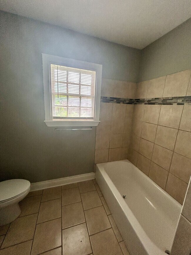 Building Photo - 3 bed 1 bath close to Texas Tech