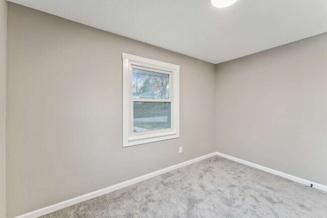 Building Photo - Beautifully renovated 5-bedroom, 2 full bath home ready for move-in!  1st month's rent is FREE!*