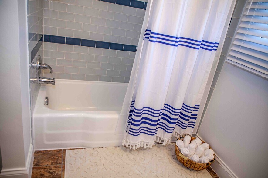 Building Photo - 6738 Red Fox Rd