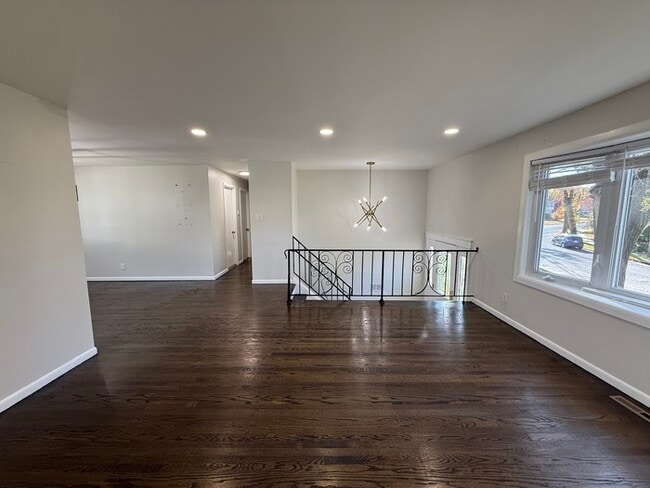 Building Photo - 205 Mardale Dr