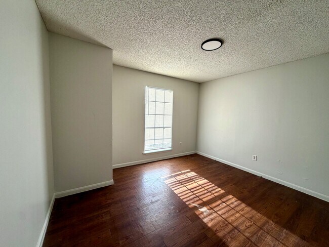 Building Photo - 105 Windward St