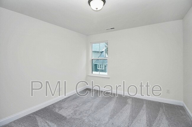 Building Photo - 6029 Mariemont Cir