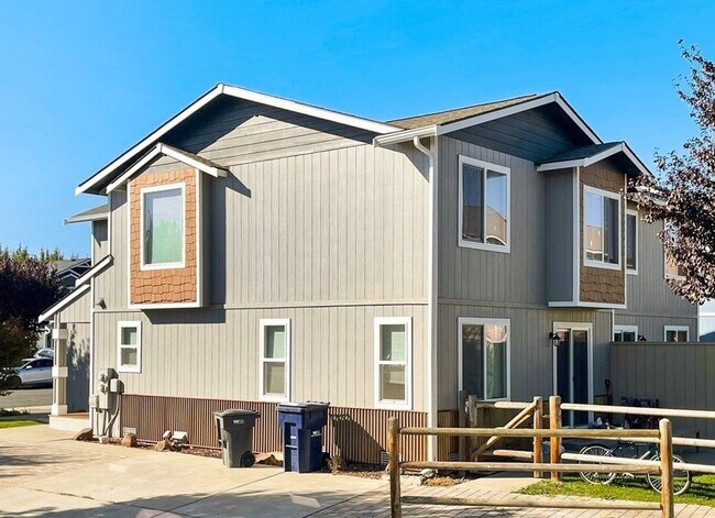 Building Photo - Updated Townhouse in Ellenbsurg