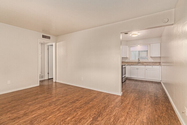 Building Photo - 1 Bed | 1 Bath -  Courtyard Style Unit