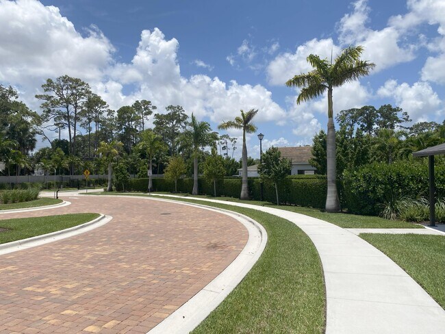 Building Photo - 6668 Pointe of Woods Dr