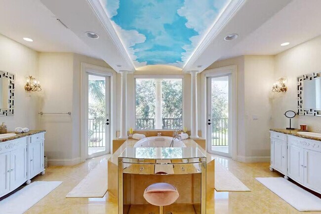 Building Photo - 3030 NE 45th St