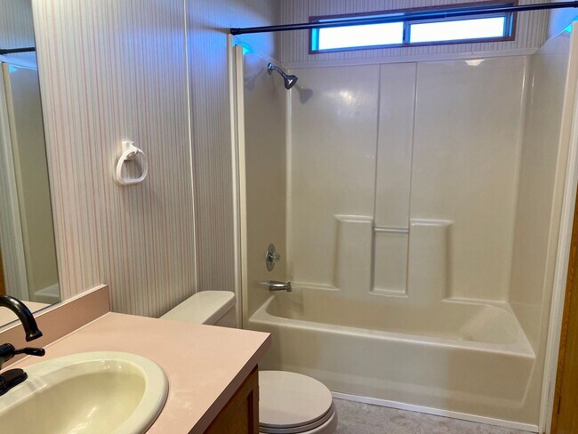 Building Photo - 3 Bedroom 2 Bathroom house in Crooked River Ranch with huge views and a shop!
