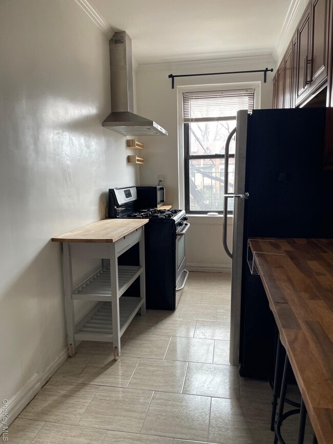 Building Photo - 77-20 Austin St