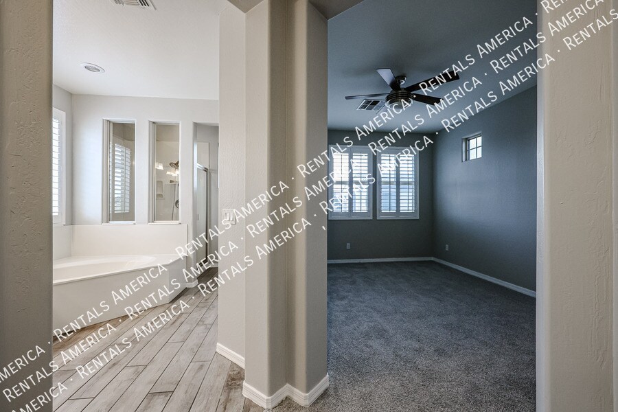 Building Photo - 1936 S Sycamore Pl