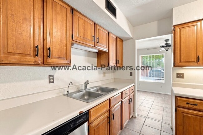 Building Photo - Spacious Three Bedroom/Three Bath Townhome