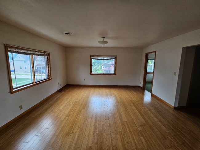 Building Photo - 324 E Parkinson St