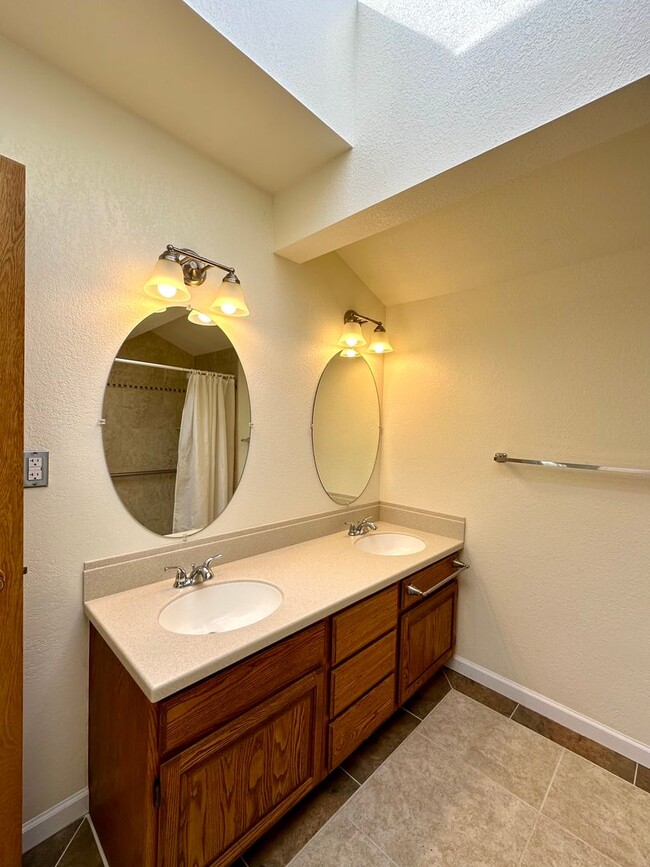 Building Photo - LIKE NEW REMODEL!