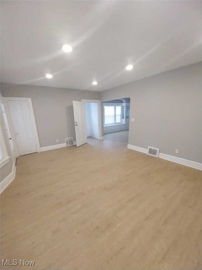 Building Photo - 1635 Hillcrest Rd