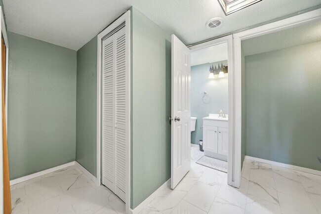 Building Photo - FULLY FURNISHED! Magnificent Panoramic Views!!