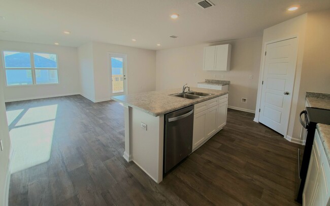 Building Photo - Gorgeous and Spacious 4 Bedroom, 2 Bath Op...