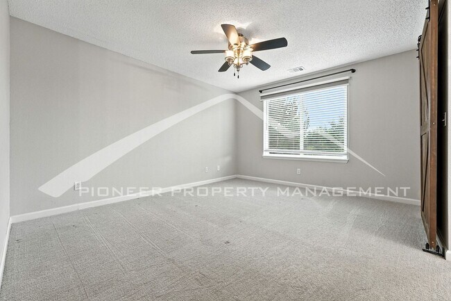 Building Photo - Spacious Home with Washer/Dryer and Centra...